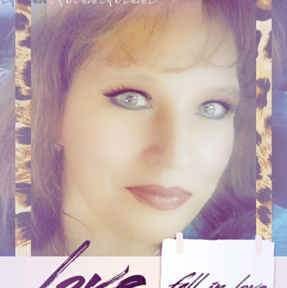 Meet your Posher, Jennifer - Picture 2 of 16